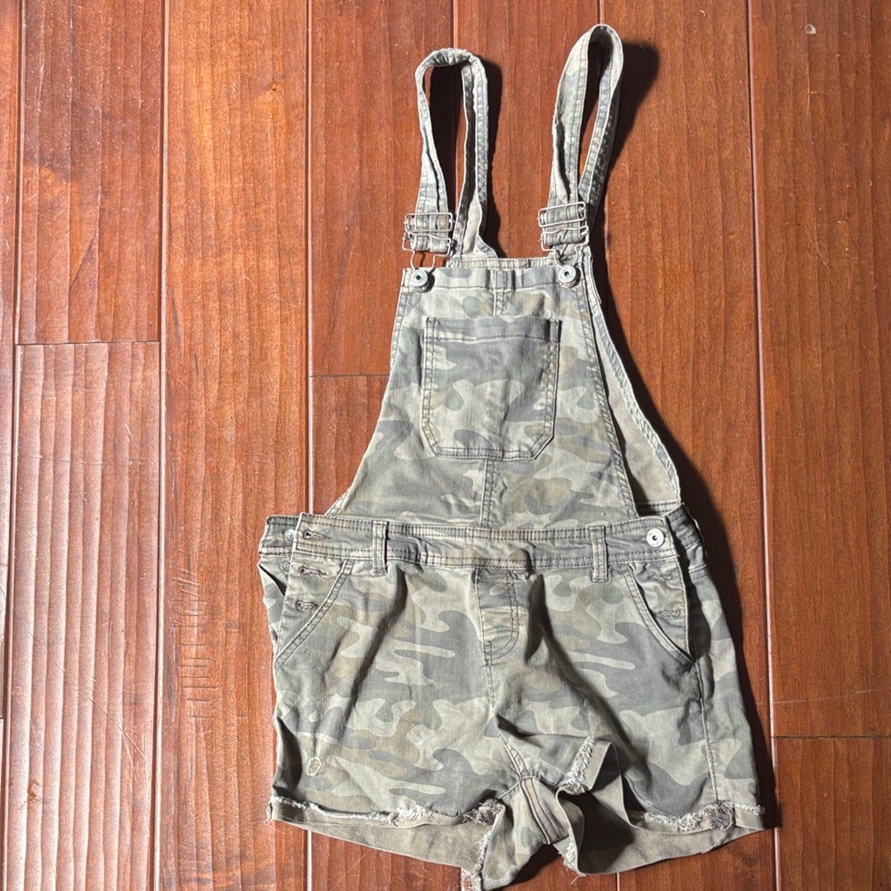 Vanilla Star Camo Short Overalls in Olive Green